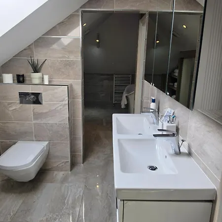 Gracian Omb Foxrock Luxury *